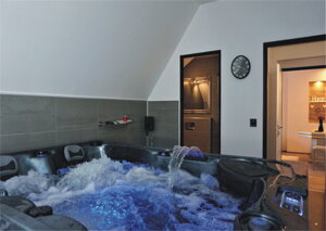 LOVE ROOM 006 s velkou hydromasážní vanou (750 litrů) , koupelnou, ložnicí a výhledem na hory